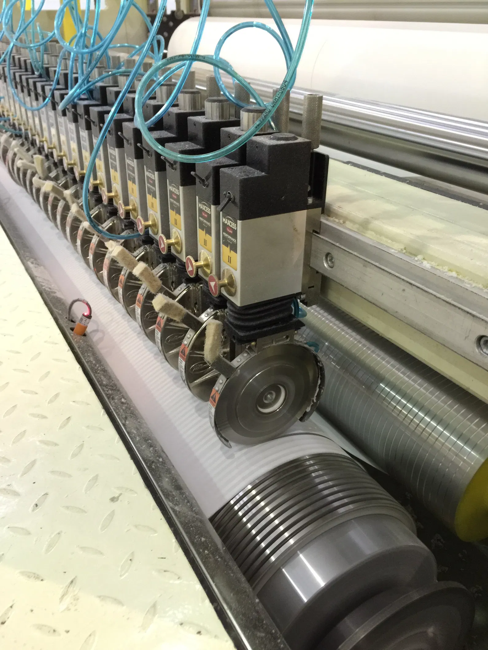 Macchina Taglierina-Ribobinatrice Jumbo Roll Finito da 1800mm con Buona Efficienza 1